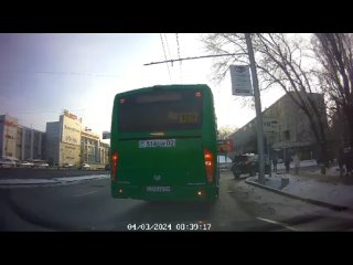Автобус сбил женщину и ребенка в Алматы