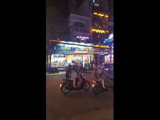 Ночные улицы в Нячанге (Вьетнам). Очень знакомые магазины )