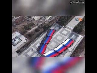 Молодежь Донбасса провела флешмоб с флагами России и ДНР у “Саур-Могилы“ в поддержку выборов президе