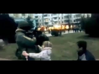 Знаменитые кадры, маленькая девочка в Крыму обнимает русского солдата, 2014 год