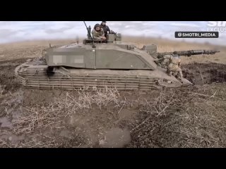British journalists from the Sun wanted to make a beautiful report about the Challenger 2 tank in Ukraine, but it sank in the mu