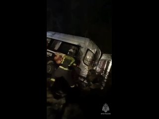 ⭕️15 человек эвакуировали с опрокинувшегося микроавтобуса под Правдинском