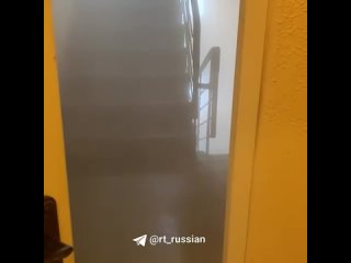 В одной из многоэтажек Обнинска Калужской области прорвало трубу отопления — кипяток течёт по подъезду с девятого этажа