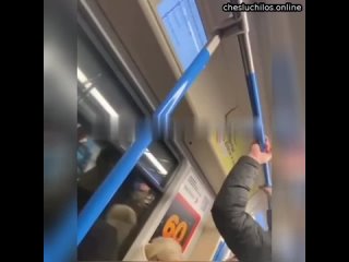 В московском метро поехавшая жируха начала оскорблять и бить парня из-за того, что он не уступил ей