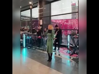 Полина Гагарина дала концерт в метро