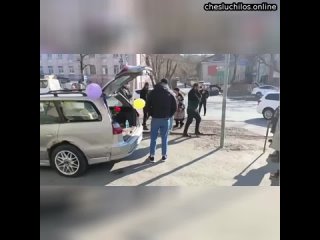 Во Владивостоке продавцы тюльпанов устроили драку из-за точки  Находчивые мужчины обнаружили удачное