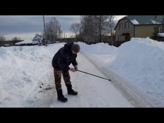 Николай Шмачков замеряет уровень снега на Медной Шахте