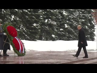 Владимир Путин традиционно возложил венок к Могиле Неизвестного Солдата в Александровском саду.  Также в церемонии... (видео)