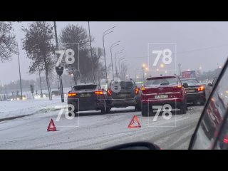 Пулковское шоссе замерло из-за аварии в непогоду