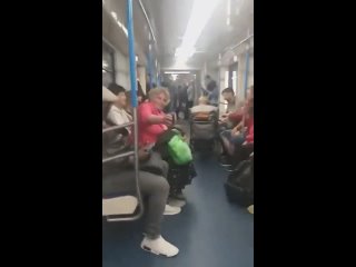 Угарная бабка из Сатирикона вновь отжигает в метро