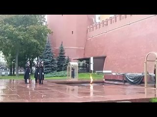 Смена Почетного караула у Вечного огня на могиле Неизвестного солдата в Москве..mp4