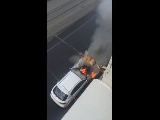Припаркованная иномарка загорелась под окнами дома на Кондратьевском проспекте