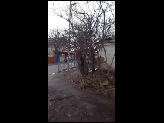 «Ребенок выкатился на дорогу»: ставропольчанин высказался об ужасном тротуаре