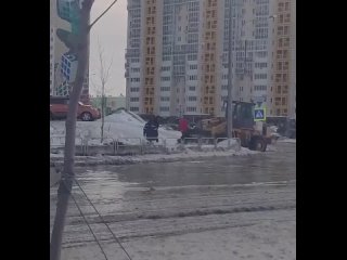 В Челябинске неравнодушный водитель трактора перевозил жителей в ковше через затопленную дорогу. В мэрии решили отметить поступо