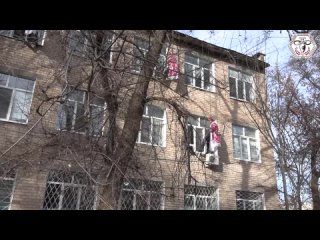 Дедушки Морозы на канатах спустились к окнам и поздравили маленьких пациентов детской больницы Мелитополя с новогодними праздник