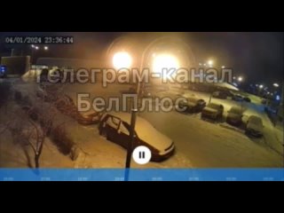 ‼️💥Враг нанес удар по стоянке у многоэтажки в Белгороде
Местные издания публикуют кадры прилета и последствий.