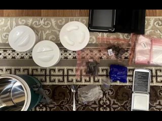В квартире задержанного наркосбытчика тюменские полицейские нашли синтетику в термосе и туфле