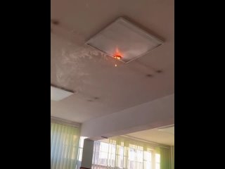 Горящая лампа сорвала урок в одной из питерских школ