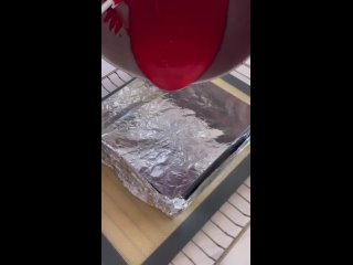 Нарезное пирожное  Красный бархат с клубникой | Видео от Делай торты! (рецепты, мастер-классы)