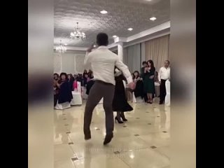Videoo - Танец на свадьбе просто огонь! 🔥