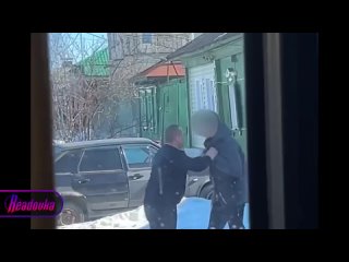 В Саратовской области водитель автобуса набросился на подростка из-за того, что тот не захотел переводить оплату ему на карту