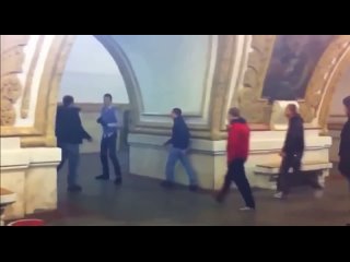 Толпа гопников пиздит в метро одного типа и на это благополучно смотрит полицейский.