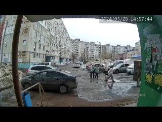 В Уфе курьер прислонил коробку к бетонной стене у подъезда, и стена рухнула⁠⁠