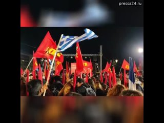 Компартия Греции провела массовый антивоенный митинг возле греческого парламента в центре Афин.  Дем