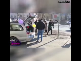 Суета перед 8 марта — владивостокские продавцы тюльпанов подрались из-за точки сбыта и показали друг
