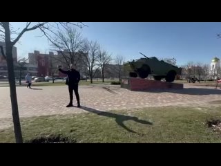 В Киеве  снимают БРДМ с памятника афганцам из парка воинов интернационалистов и отправляют на фронт