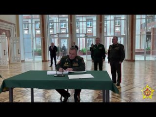 🇧🇾Министр обороны Беларуси генерал-лейтенант Виктор Хренин прибыл в Посольство Российской Федерации в Республике Беларусь.
