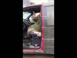 Украинские женщины выбросили боевиков ТЦК из машины и нанесли им удар.