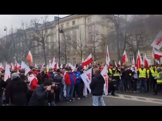 Польские фермеры устроили масштабный протест в Варшаве, протестующие зажигают факелы и поджигают шины у канцелярии премьер-минис