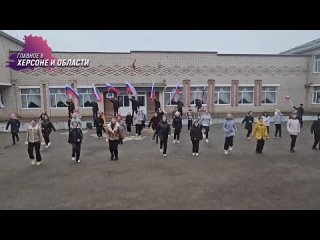 Ученики Азовской школы провели флешмоб «10 лет с Россией»