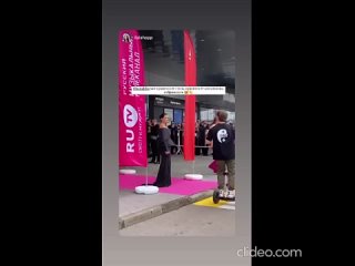 Ксения Бородина была явно недовольна, что её засняли под ручку с этим мужчиной (видео)