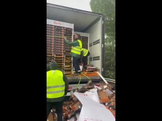 Spanish farmers discovered a truck full of Moroccan tomatoes “trying to sneak through the blockade“ and destroyed all the food