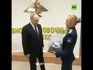 Выпускницы лётного училища в Краснодаре подарили Путину модель самолёта Як-130
