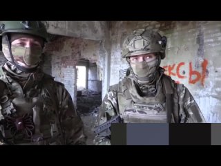 Российский 🇷🇺 спецназ добрался до подбитого в селе Бердычи танка Abrams и снял видео изнутри..mp4