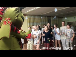 Ростовая кукла “Дракоша“ поздравляет детей с Новым годом!