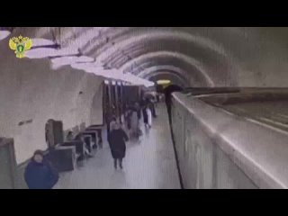 Назойливый ухажер с ножом набросился на девушку в московском метро, его скрутили пассажиры, сообщает пресс-служба столичной прок