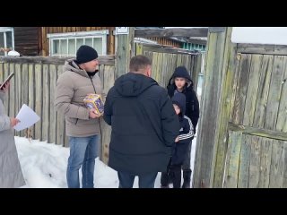 Депутаты ЛДПР поздравили жителей деревни Сосновый Бор с наступающим Новым годом!