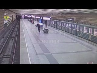 Вандал разбил стекло поезда и стенд в метро Москвы