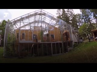 Шведская семья построила теплицу вокруг дома, чтобы всегда жить в тепле