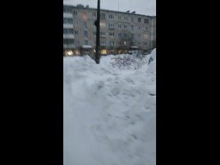 Видео от г. по НЕ очищенным дворам по ул. Молодёжная, 27, 29, 31.