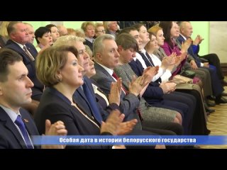 Владимир Привалов вручил первые паспорта лучшим школьникам города.mp4