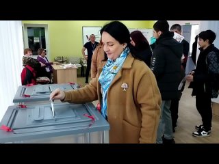 Заместитель главы администрации Волновахского района Елена Снисаренко проголосовала на выборах Президента РФ