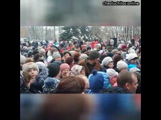Жители Курска устроили давку из-за бесплатных конфет от ЛДПР.  Жители Курска устроили давку во время