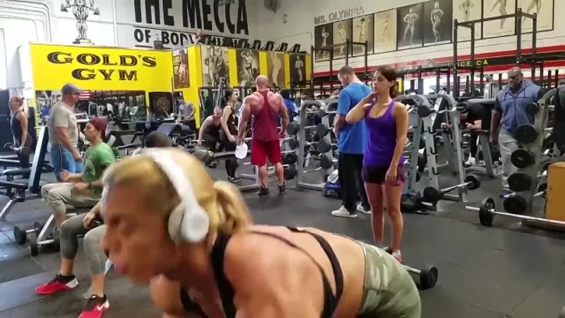 Female Bodybuilder Dominates Guy Girls Flexing Biceps
