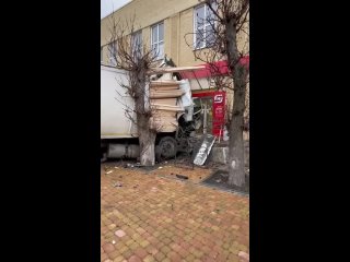 Водитель фуры зацепил молоковоз и погиб, протаранив магазин в Железноводске