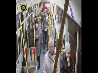 Видео с камеры наблюдения в общественном транспорте